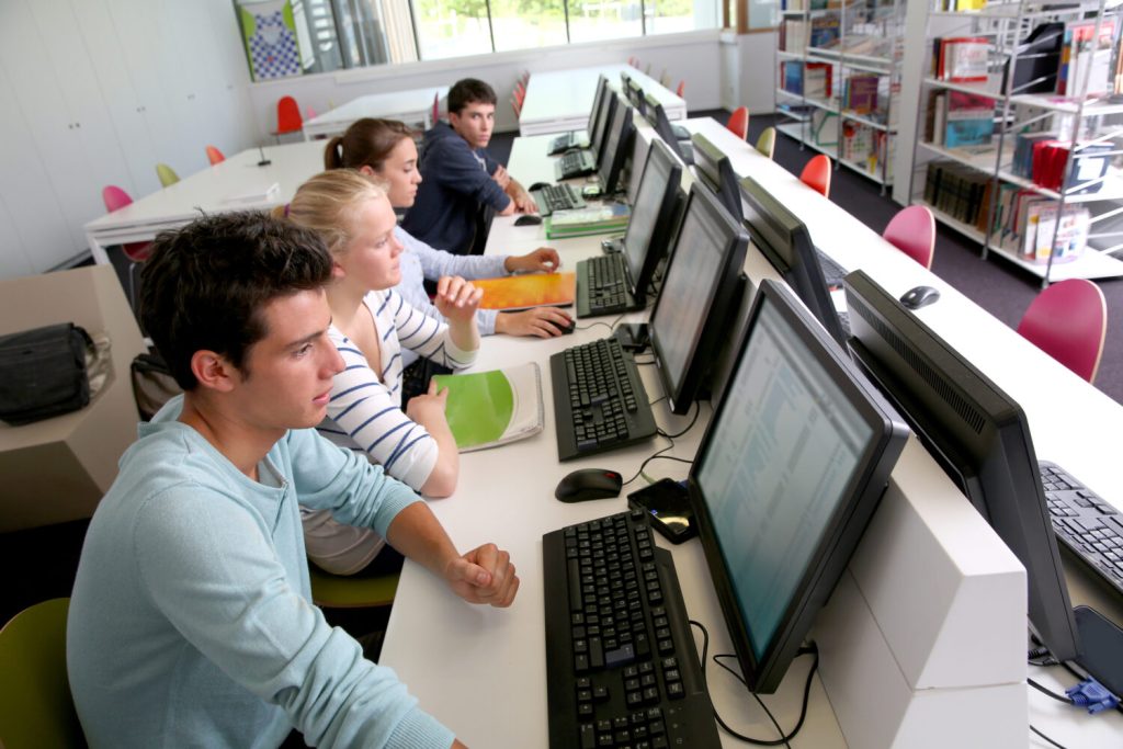 Viteza adoptării AI în școli depășește capacitatea acestora de adaptare, cred patru din cinci profesori participanți la un studiu european / Tot atâția elevi spun că folosesc tehnologia în aproape toate aspectele vieții lor