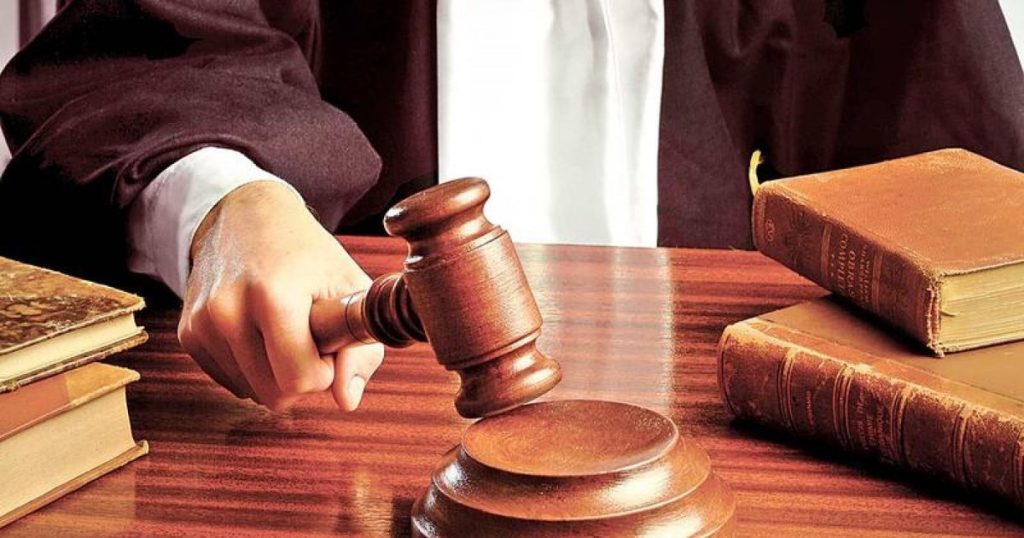 De la un cercel și o pungă de chipsuri la o condamnare penală. Profesor obligat să plătească 6.000 de lei, după ce a prins de gât un elev