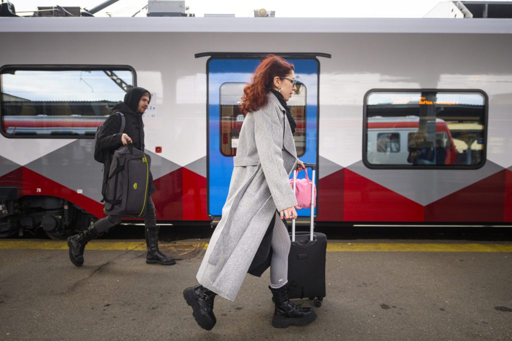 Modificări în circulația trenurilor spre Timișoara și Budapesta. Călătorii vor fi preluați cu autobuze