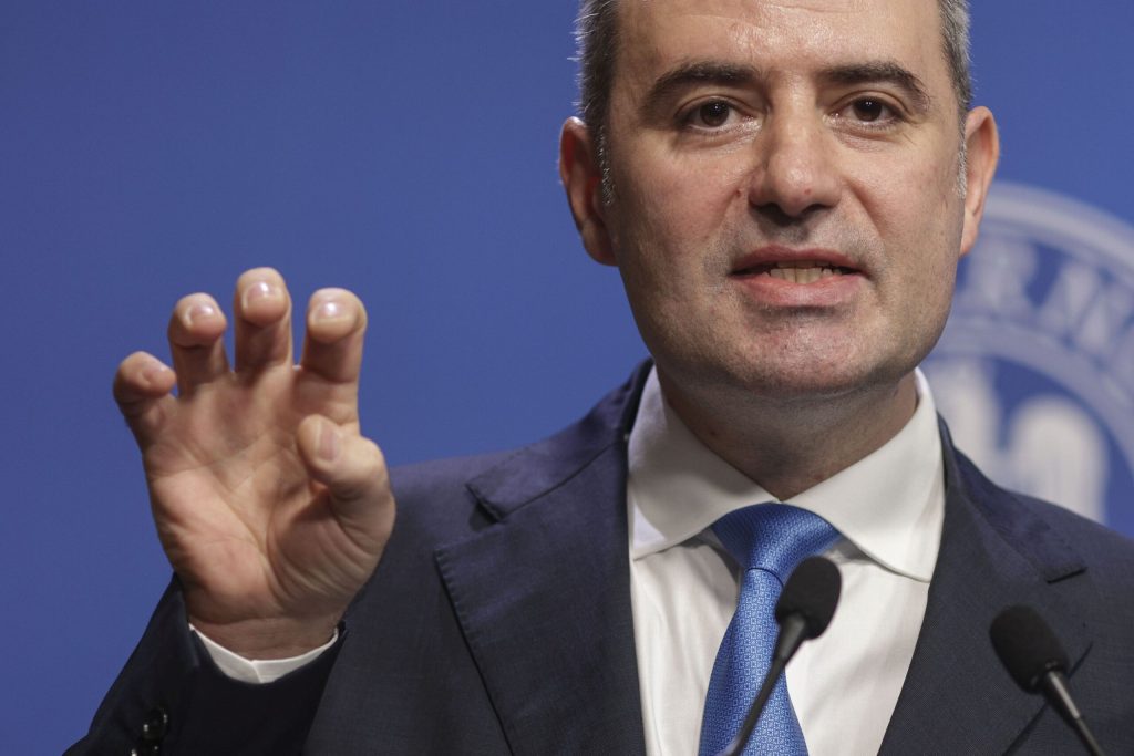 România a redus deficitul cu 24 de miliarde de lei. Încasările cresc de două ori mai repede decât cheltuielile, însă dobânzile înghit tot mai mulți bani