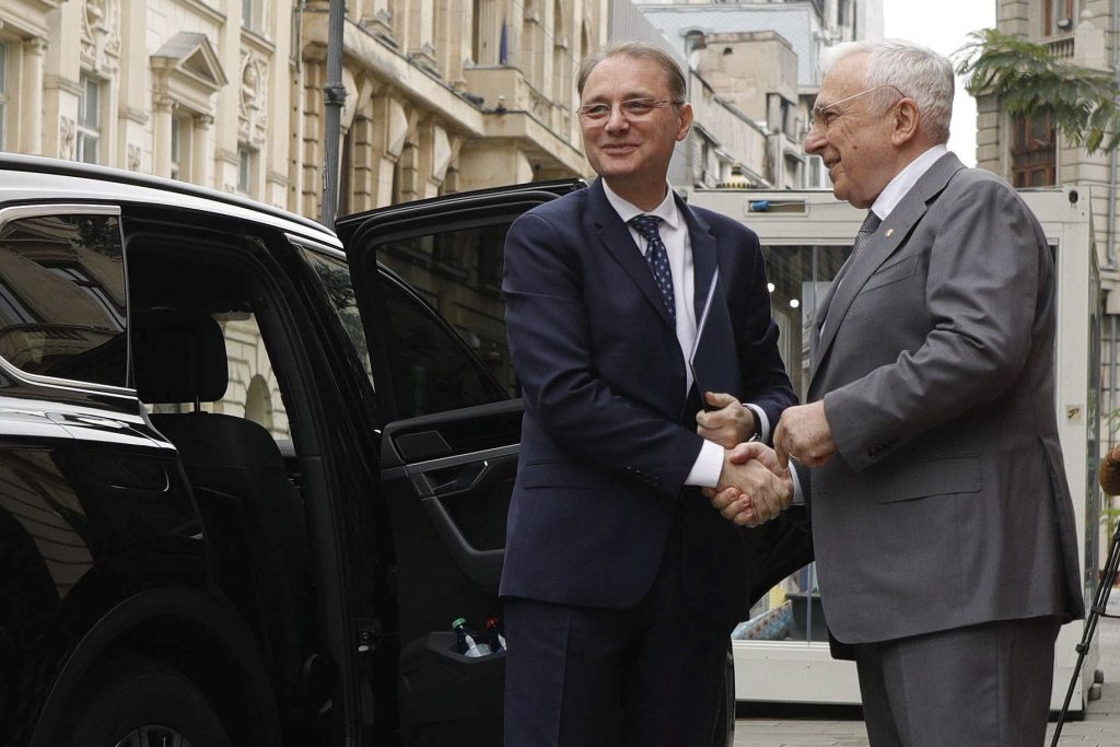 Ce a vorbit premierul Niculescu cu guvernatorul Isărescu