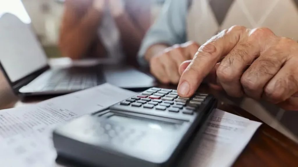 Pensionarii care au pierdut bani prin impozitul progresiv vor primii banii înapoi, eşalonat