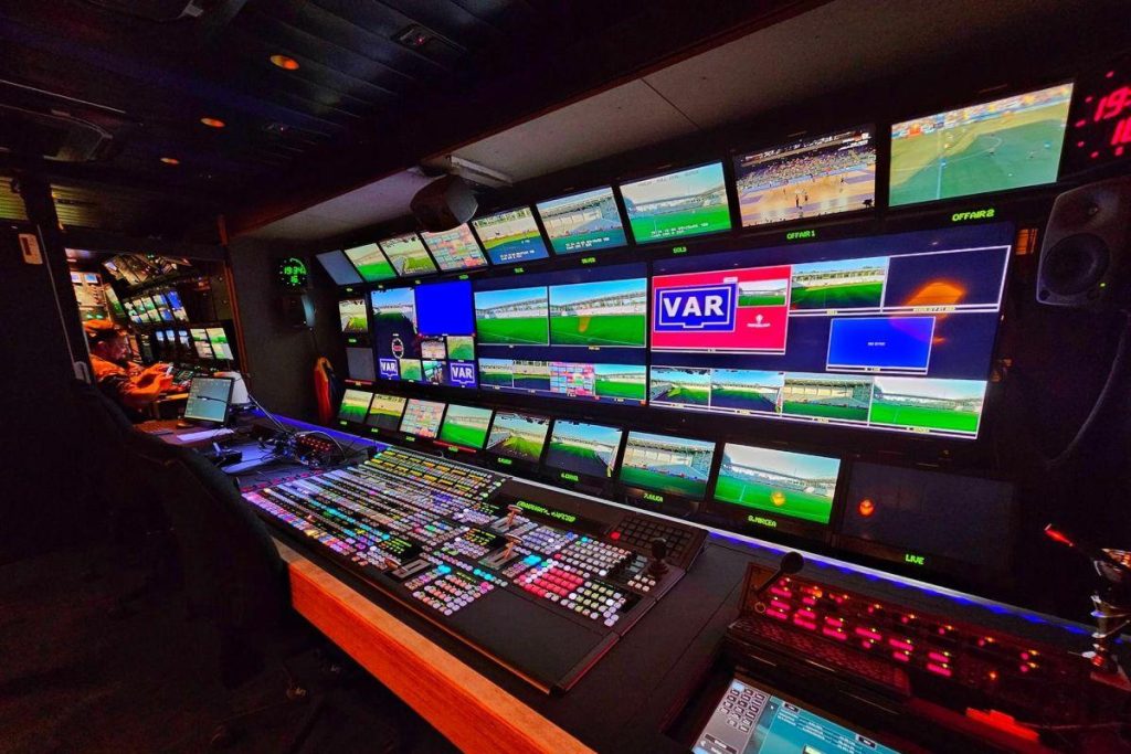 Lovitură pe piața media din România! Deținătorul drepturilor TV din Superligă a cumpărat Kanal D