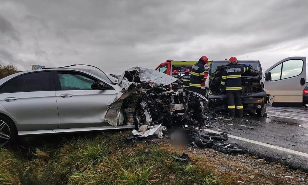 FOTO: Șoferiță din Alba, implicată într-un accident grav pe DN1 Feleacu, lângă Cluj-Napoca. Doi copii și patru adulți, răniți