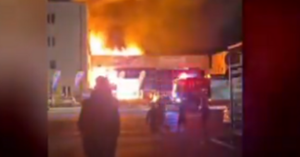SRI: Incendiul de la fabrica de armament Carfil din Brașov, un act de sabotaj coordonat de Rusia