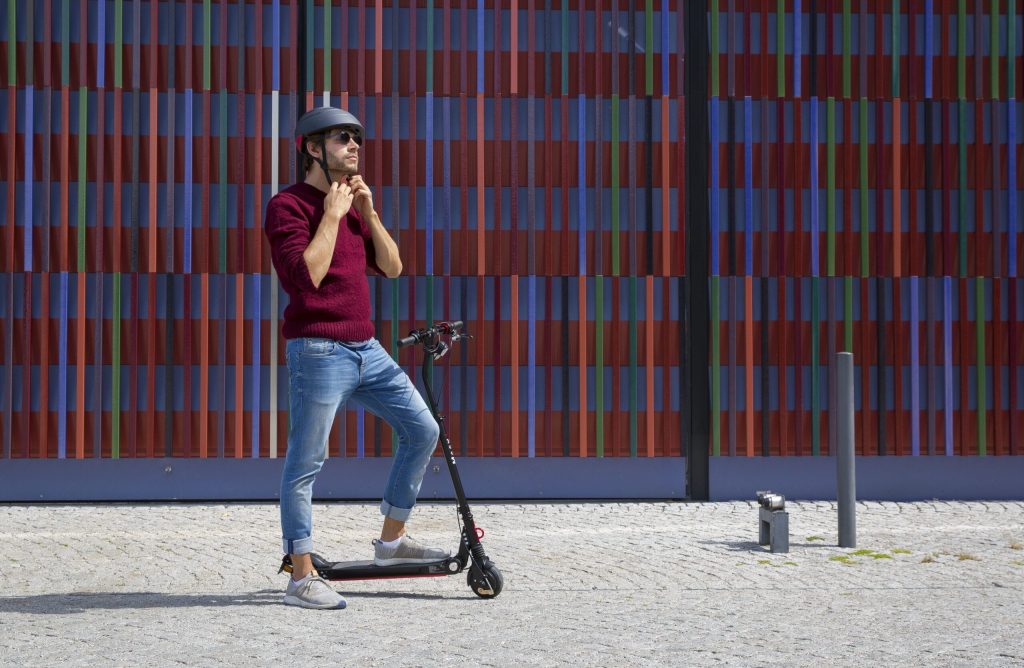 Casca de protecție devine obligatorie pentru cei care merg cu trotinete și biciclete electrice, indiferent de vârstă. Legea a trecut de Senat