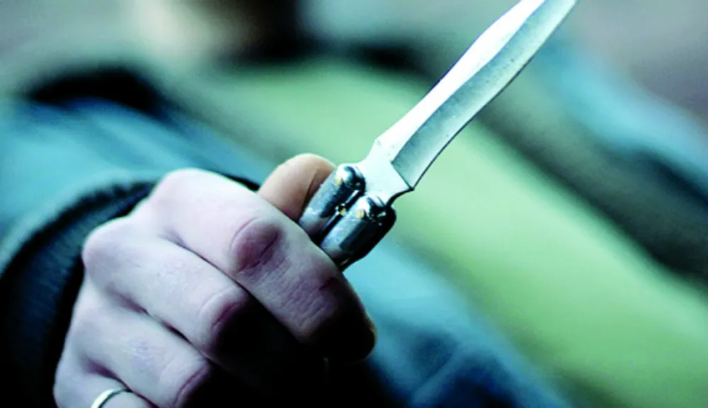 Femeie înjunghiată în zona gâtului de soțul băut. Bărbatul a fost reținut de polițiști