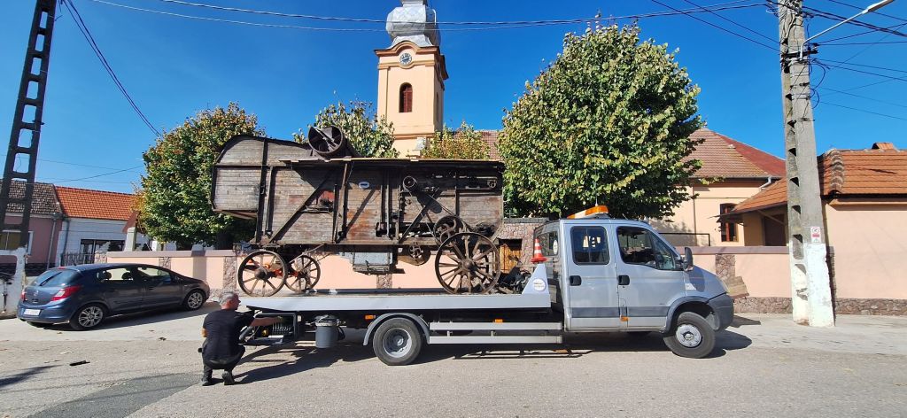 O batoză veche, salvată de la uitare în Sichevița, va fi expusă la Muzeul Satului Bănățean