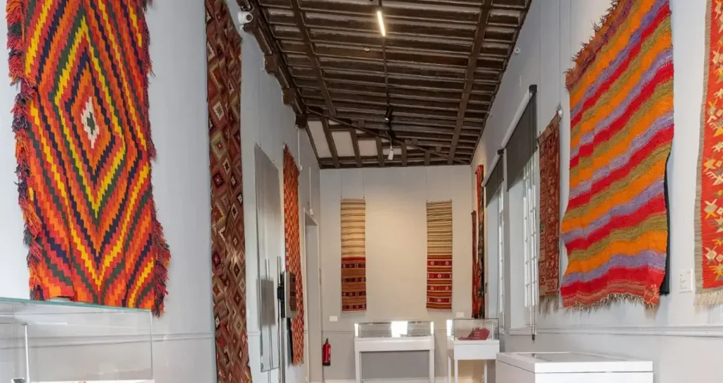 Scoarțe tradiționale din Maramureș, prezentate într-o expoziție la Madrid
