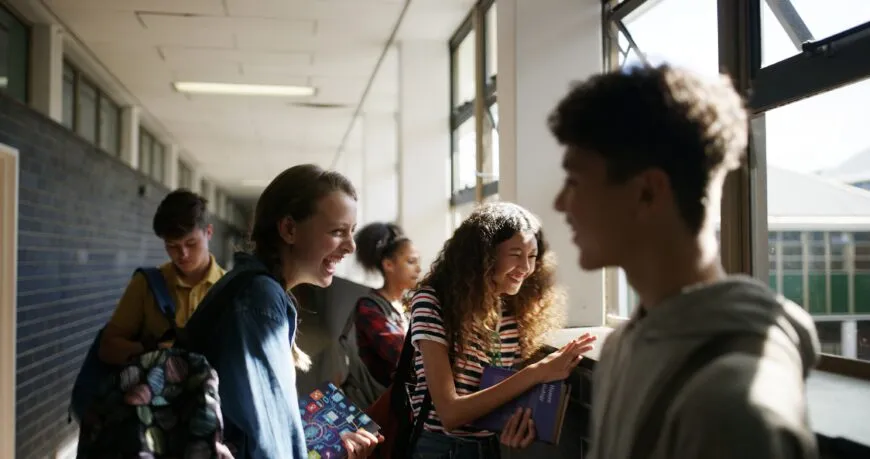 De ce își vorbesc adolescenții cu un apelativ care a băgat spaima în părinți. Explicația unui consilier școlar
