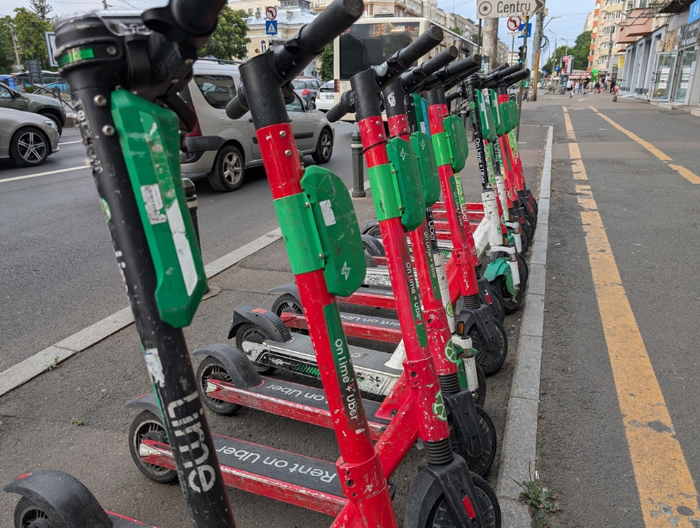 Reguli noi pentru trotinetele electrice în București: vârsta minimă de 18 ani, restricții de circulație și amenzi de până la 10.000 de lei