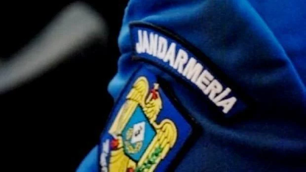 Vâlcea: Bărbat amendat cu 30.000 de lei după ce a fost prins arzând cabluri pentru a recicla cuprul din ele
