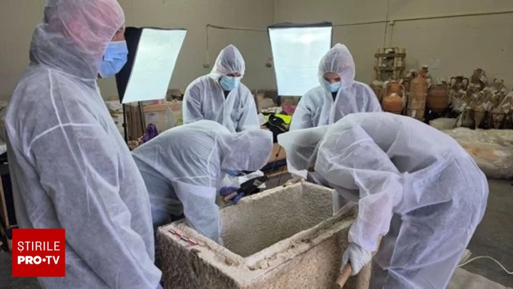 Sarcofag intact din epoca romană descoperit în orașul Constanța. Ce au scos arheologii din mormântul unui copil | VIDEO