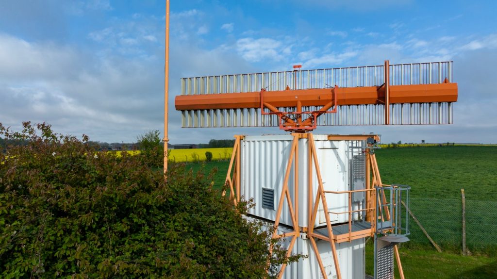 MApN a semnat un contract pentru achiziția a patru sisteme radar mobile de dirijare a aeronavelor la apropiere și aterizare, cu asocierea formată din companiile THALES ROMANIA SRL și THALES LAS FRANCE SAS