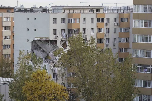 VIDEO&FOTO Premieră în România. Au fost demolate etajele superioare ale blocului din cartierul bucureștean Rahova afectat de explozie. Urmează să fie refăcute de la zero
