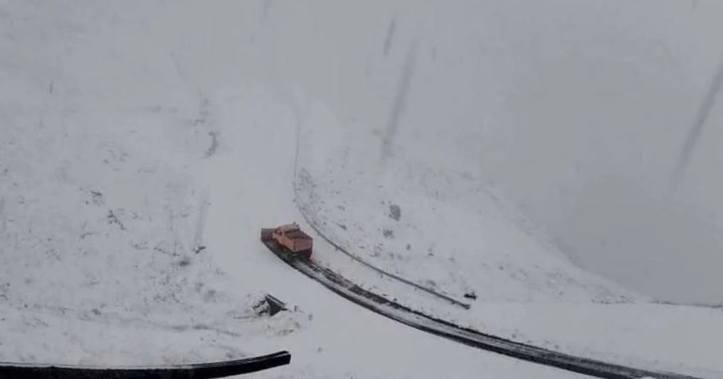 Traficul rutier, închis pe Transfăgăraşan din cauza vremii. Se înregistrează ninsoare, ceaţă şi temperaturi scăzute
