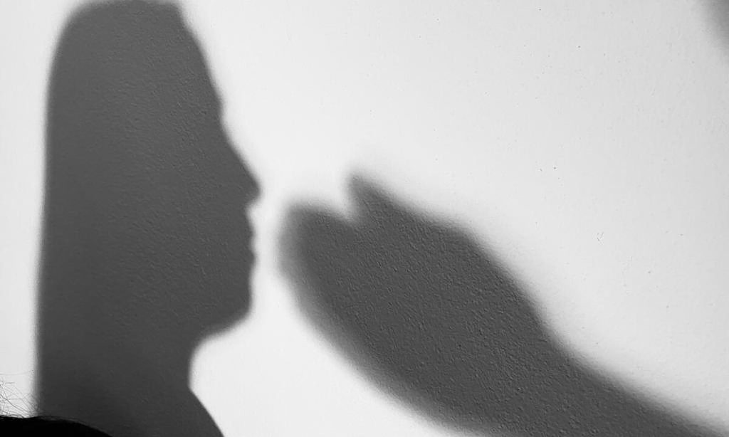 Și-a bătut nevasta cu pumnii, iar pe fiica sa a lovit-o cu o nuia. Bărbat din Alba, trimis în judecată pentru violență în familie