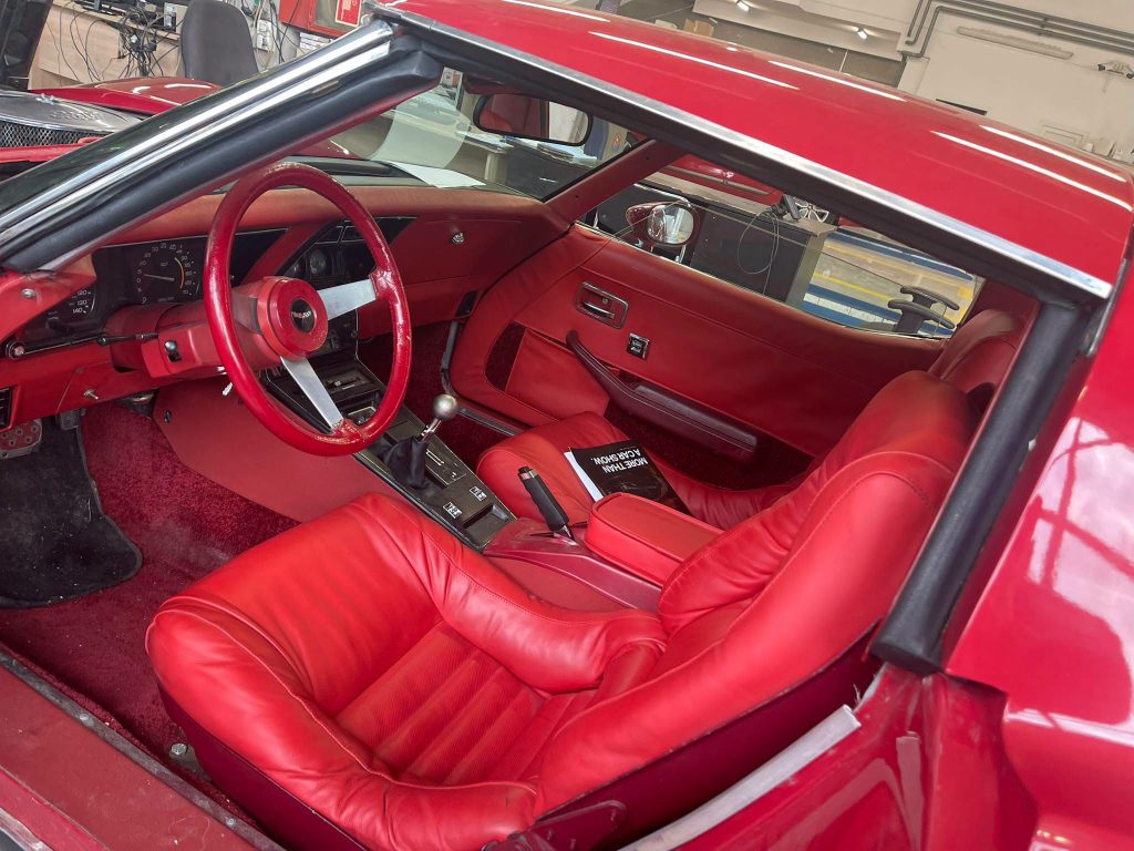 FOTO Un Chevrolet Corvette C3 din 1979, apariție spectaculoasă la RAR Iași / Mașina are aproape 50 de ani și un motor V8 de 215 cai putere