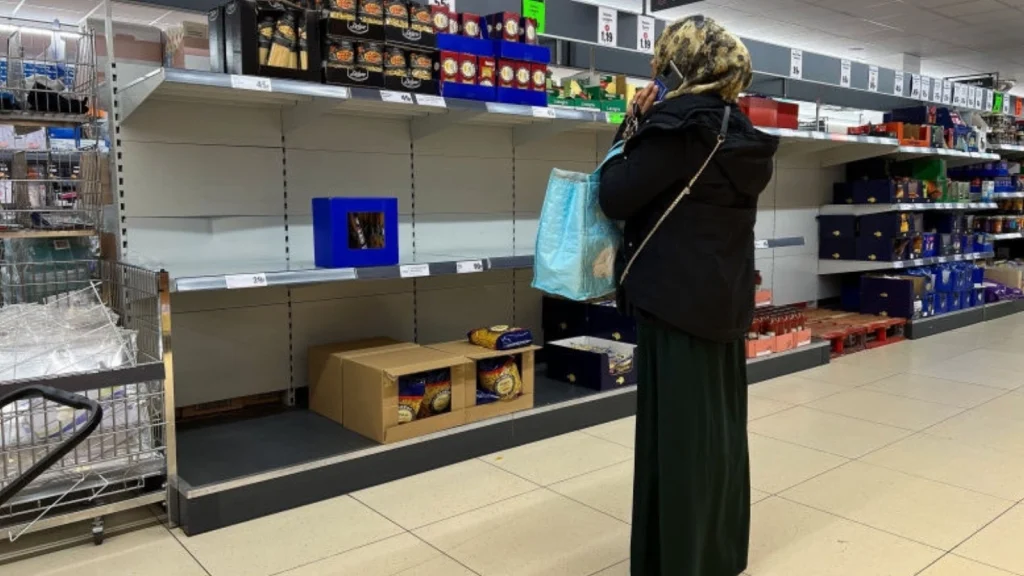 Un avertisment al Guvernului și rafturile magazinelor s-au golit. În țara cu cea mai mare comunitate de români, oamenii se luptă pentru provizii