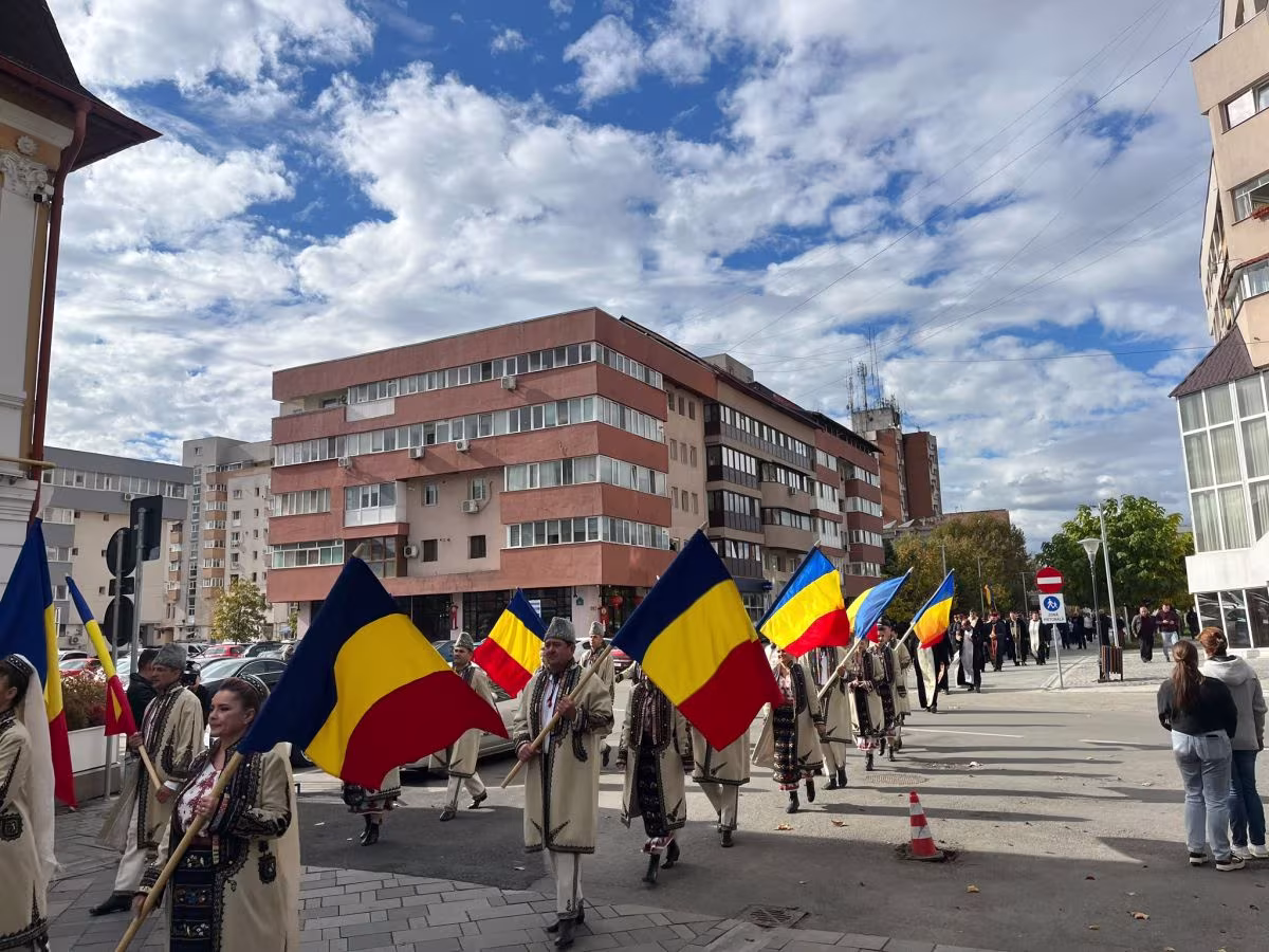 Procesiune emoționantă la Târgu Jiu, în memoria eroilor. 88 de ani de la inaugurarea operei lui Brâncuși