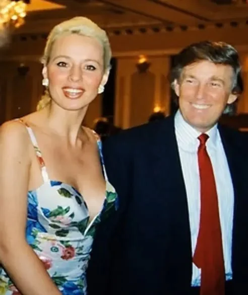 Democraţii din Congres cer o anchetă asupra legăturilor dintre Donald Trump şi infractorul sexual Jeffrey Epstein. Potrivit unui nou raport, cinci femei îl acuză pe Trump că le-a violat sau le-a agresat sexual în compania sau în prezenţa lui Epstein
