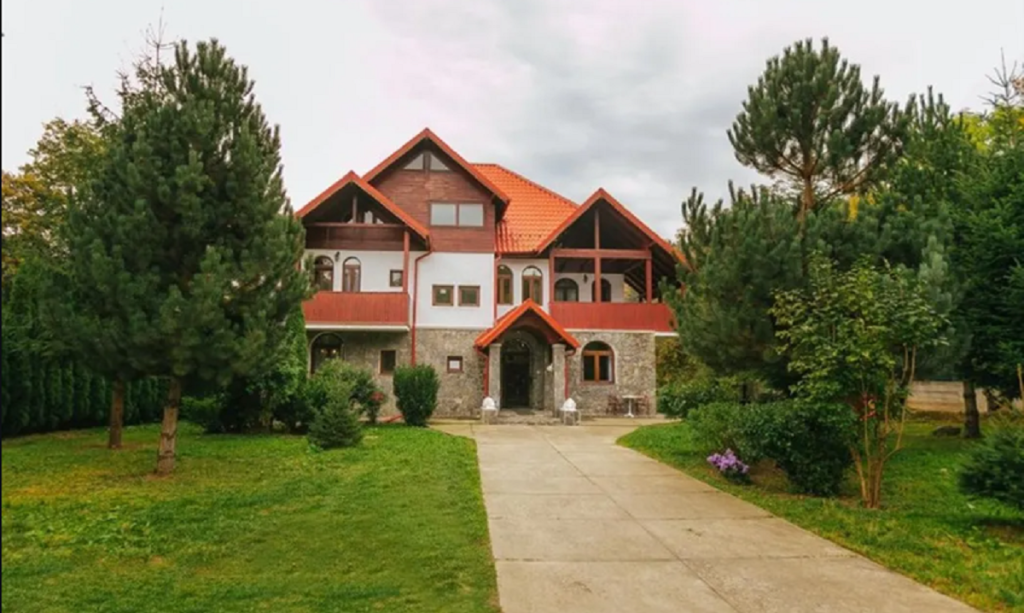 Câți bani cere Cornel Dinu pentru o vilă la Sinaia cu 6 camere și 7 băi