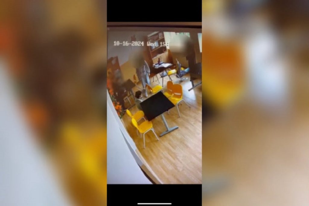 O elevă a fost trimisă în judecată după ce a împins o profesoară. Incidentul a avut loc în urmă cu doi ani, la o școală din Sectorul 1