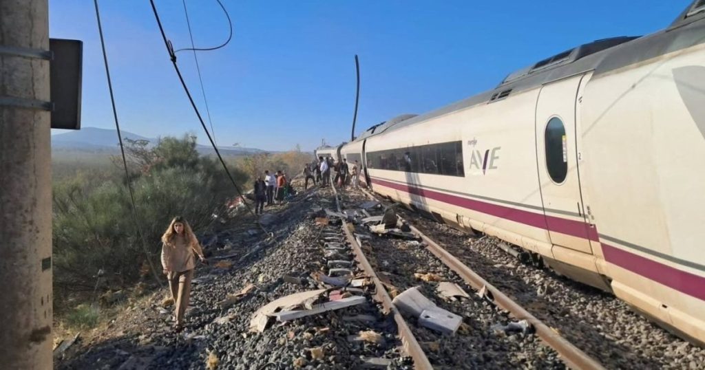 „O lovitură asurzitoare, de parcă s-ar fi rupt în bucăți”. Primele mărturii ale unor pasageri din trenurile care s-au ciocnit în Spania