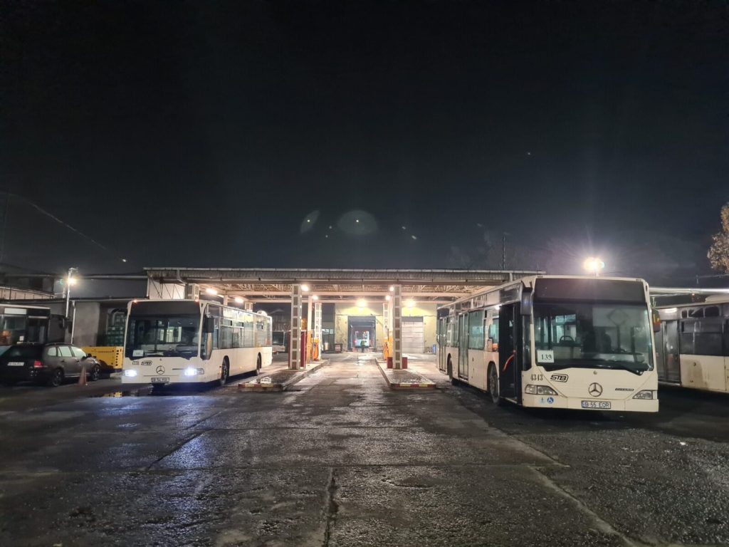 Motorină scoasă noaptea din rezervoarele autobuzelor, cu ajutorul paznicilor. Opt șoferi și doi paznici, la audieri