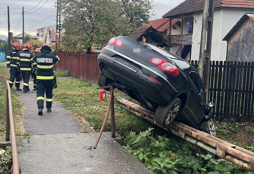 Impact violent la Stâlpeni! Un autoturism a lovit în plin un parapet în zona poștei