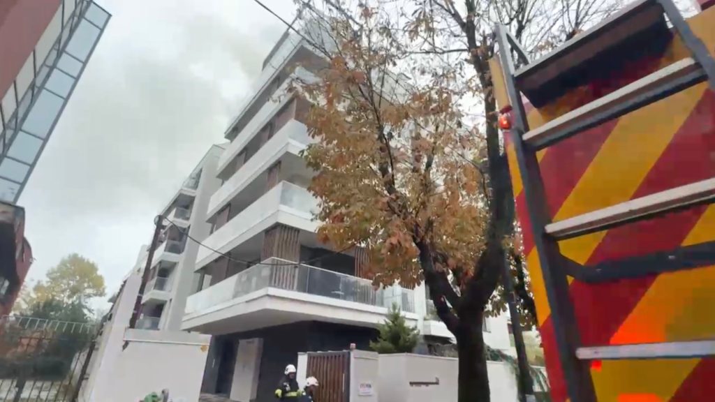 VIDEO | Incendiu în Sectorul 1, la mansarda unui imobil pe de Strada Gârlei. Se manifesta cu flacără deschisă