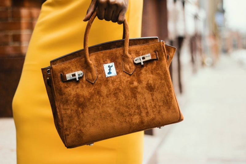 Eleganța purtată: când accesoriile îți redefinesc felul în care ești privită