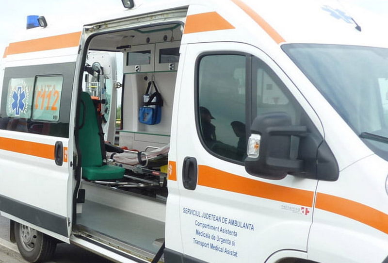Femeie din Roman, transportată la Psihiatrie după ce a amenințat că se sinucide folosind o butelie