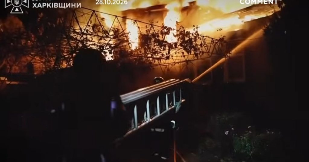 Atac devastator cu dronă în Harkov: 5 răniți, printre care și un copil de 4 ani. Blocuri și fabrici în flăcări