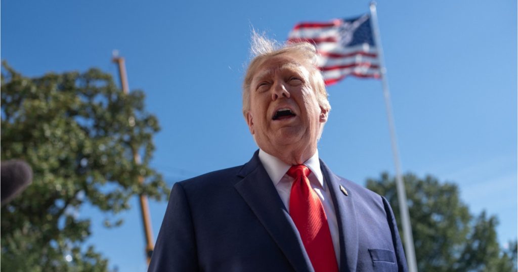 Donald Trump susține că panourile solare omoară animalele. „Sar pe ele și se prăjesc”