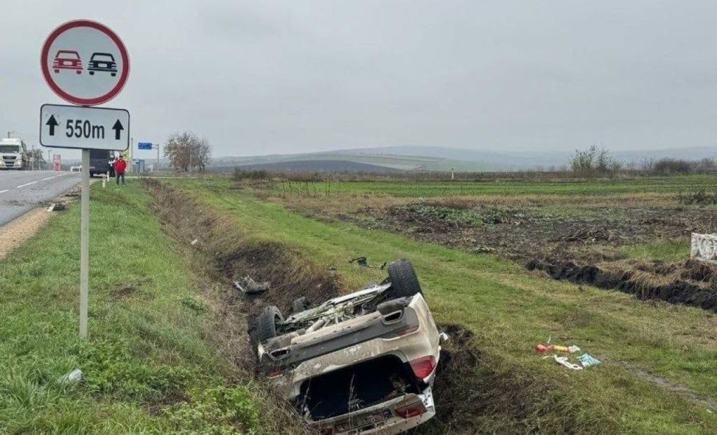 Un bărbat de 75 de ani a murit într-un accident rutier. Alte patru persoane, inclusiv un copil, au fost rănite