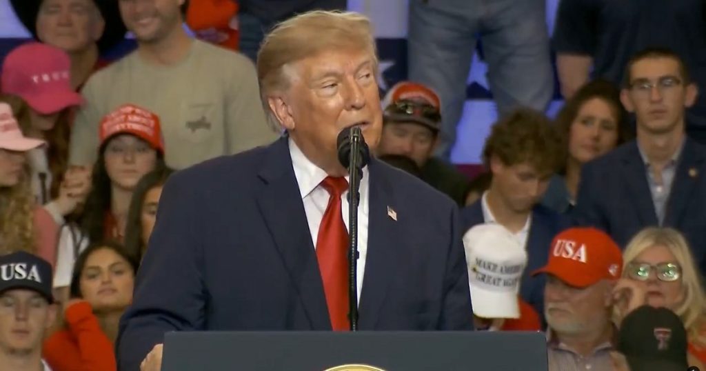 Donald Trump susține că panourile solare „prăjesc” păsările: „Sunt mai fierbinți decât aragazul tău”. Atac la adresa energiei regenerabile