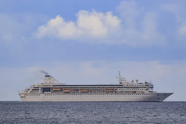 Pasagerii unei nave de croazieră au rămas blocaţi în Cambodgia după ce preţurile la combustibil au crescut vertiginos şi nava nu-şi mai putut continua drumul