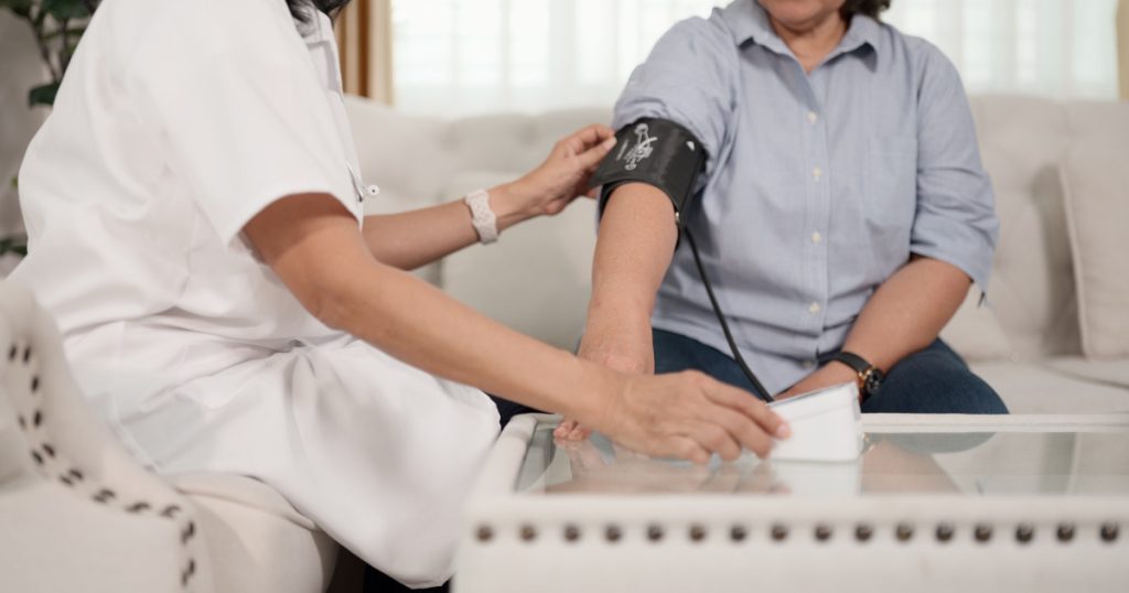 Îngrijiri medicale la domiciliu prin Casa de Asigurări: Cine are dreptul și pentru ce pacienți se decontează până la 180 de zile