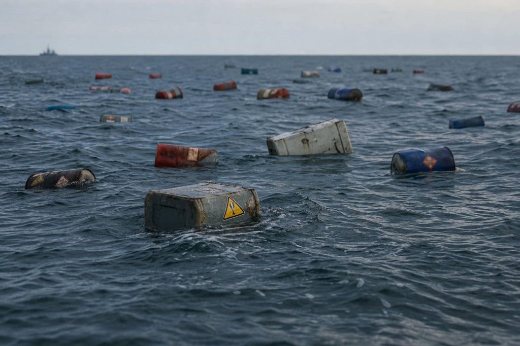 Containere cu gaze și lichide inflamabile plutesc în Marea Neagră după atacul asupra CONTSHIP JET