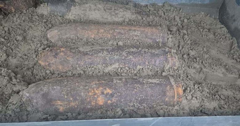 Patru proiectile explozive, descoperite în județul Iași. Trei se aflau pe traseul Autostrăzii A8