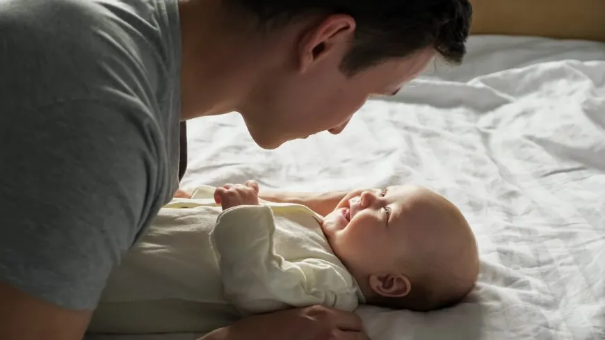 Mama îl hrănește, îl leagănă, îl liniștește, dar primul cuvânt al bebelușului este „tata”. De ce se întâmplă asta