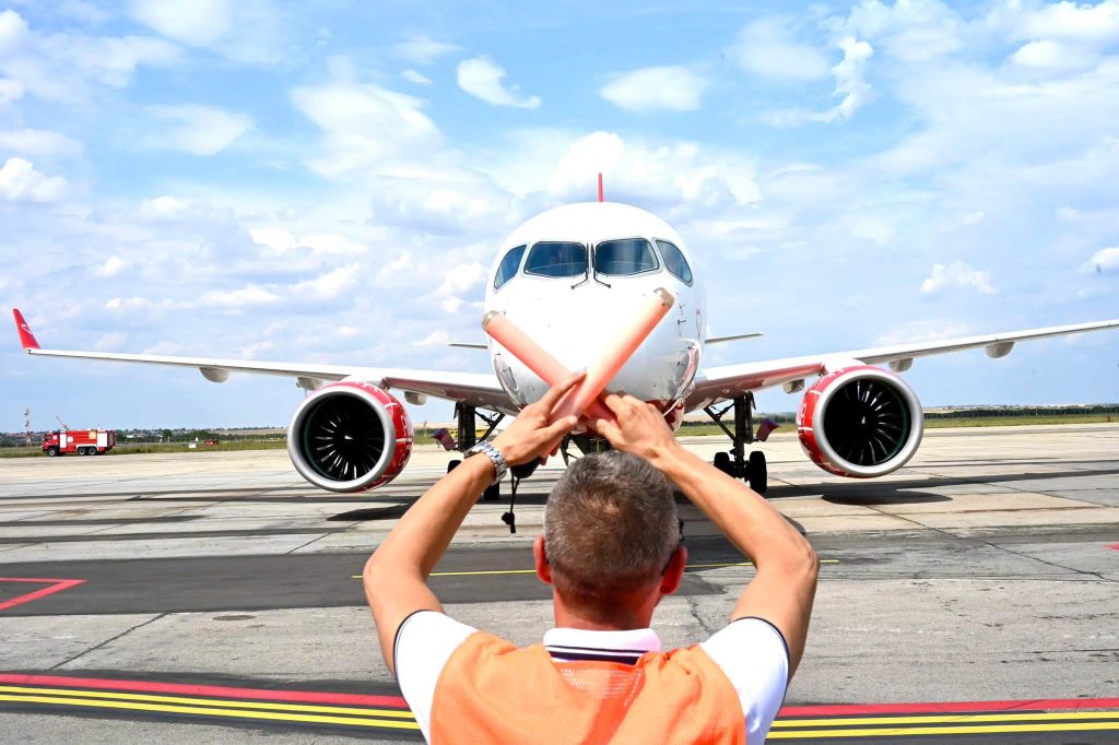 Trei companii aeriene, sub presiune financiară în România. Ce se întâmplă cu zborurile DAN AIR, AnimaWings și HiSky
