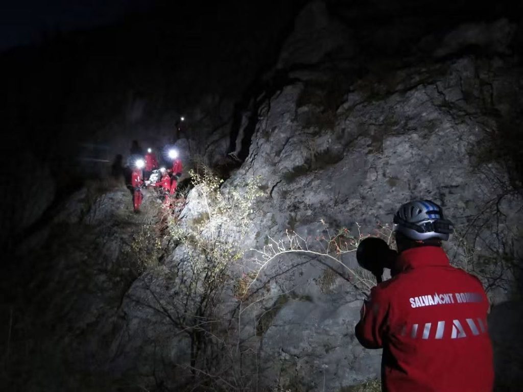 Misiune de salvare contra cronometru în zona Colții Pietrei, din masivul Mehedinți: Două persoane au părăsit traseul turistic și se află într-o zonă greu accesibilă
