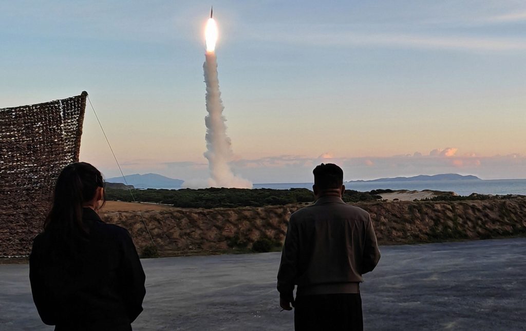 Kim Jong Un își dorește „superioritate absolută” în războiul cu drone. Liderul de la Phenian a observat teste pentru arme