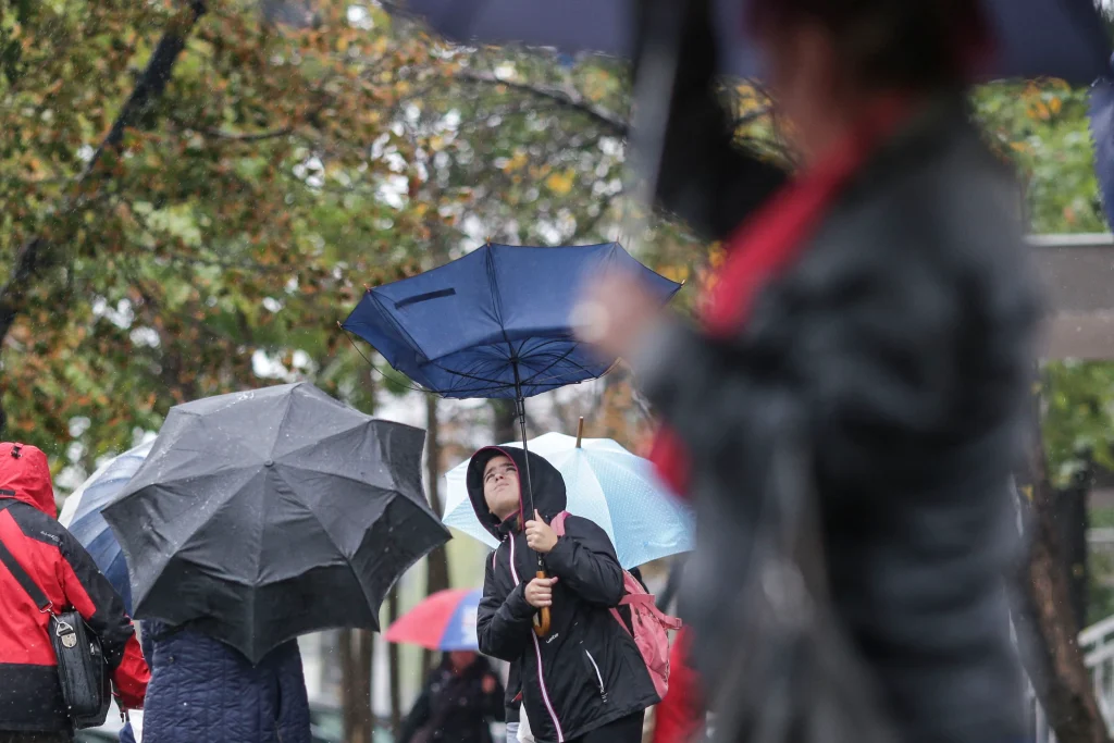 Alertă meteo: Cod galben de ploi în cinci județe și ninsori la munte