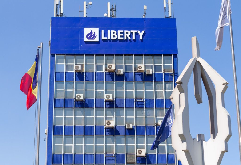 Aproximativ 300 de siderurgişti de la Liberty Galați au protestat în faţa Prefecturii, cerând plata salariilor restante / Nu și-au mai primit banii din luna mai /  2.200 de angajați sunt trimiși în șomaj tehnic de la 1 noiembrie