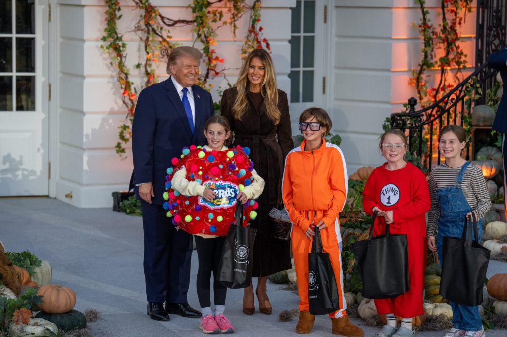 Donald Trump și Melania au împărțit dulciuri copiilor de Halloween, la Casa Albă. Air Force One a survolat reședința prezidențială