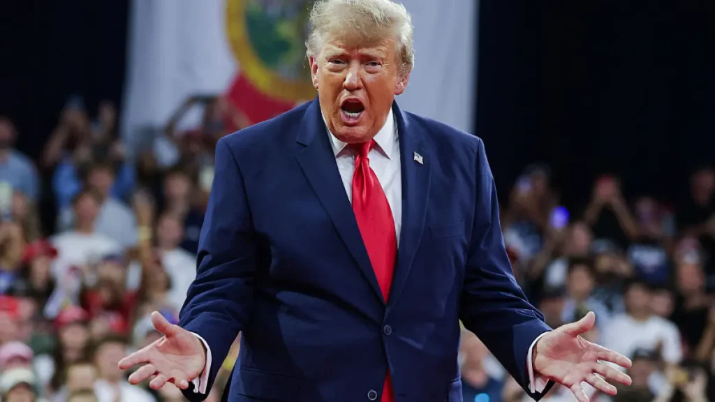Trump își schimbă strategia cu 4 zile înainte de alegeri. Își anulează mitingurile și insultă un reporter: "Arăți ca dracu'"