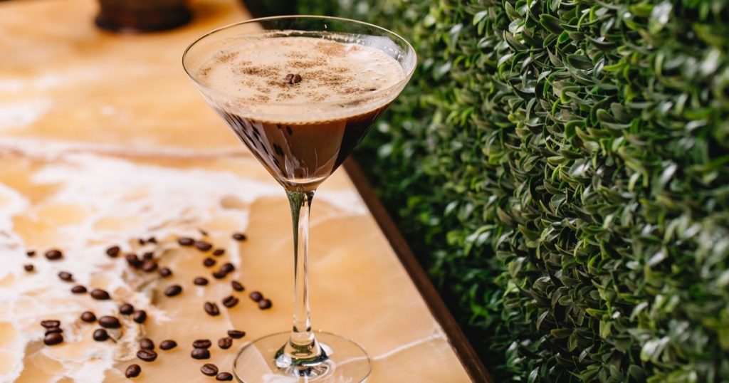 (P) Cum transformi espresso-ul într-un cocktail rafinat